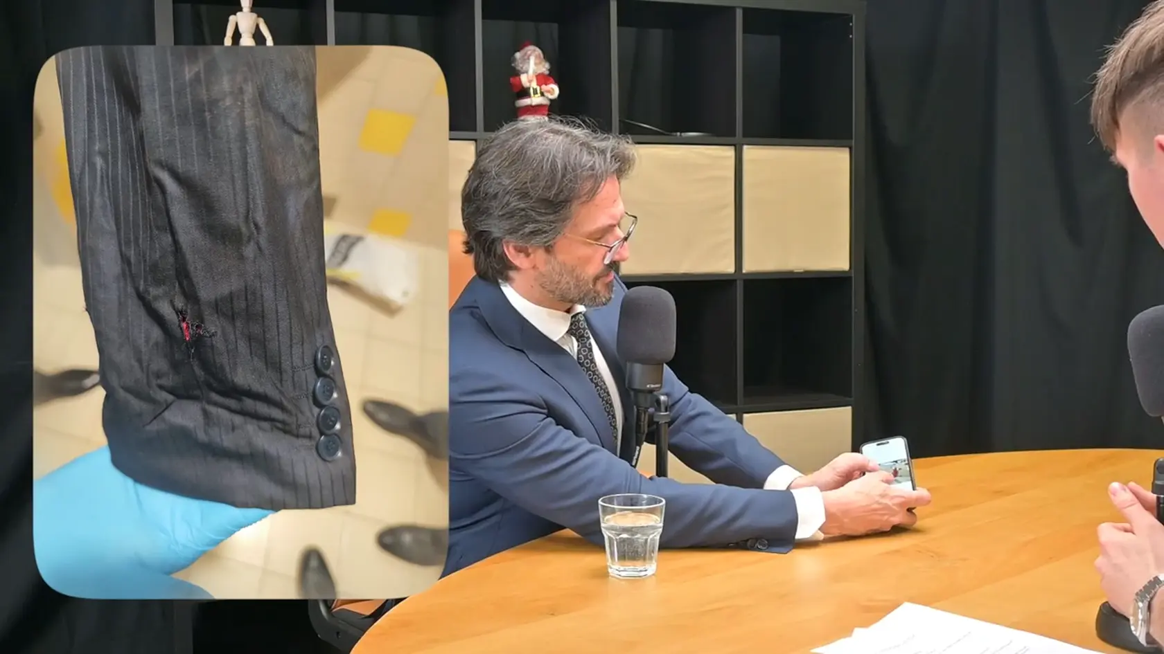 Zábery z rozhovoru s Robertom Kaliňákom, počas ktorého ukázal fotografie rozstrieľaného saka a krvavej košele Roberta Fica.