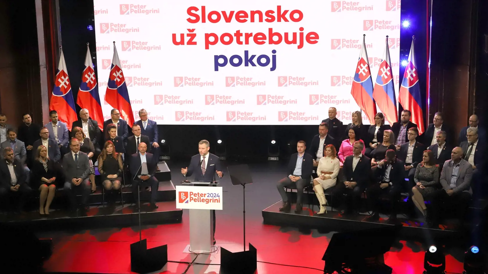 Na snímke uprostred predseda NR SR Peter Pellegrini (Hlas-SD) potvrdil svoju prezidentskú kandidatúru na podujatí Hlasu-sociálnej demokracie v Štátnej opere v Banskej Bystrici 19. januára 2024.