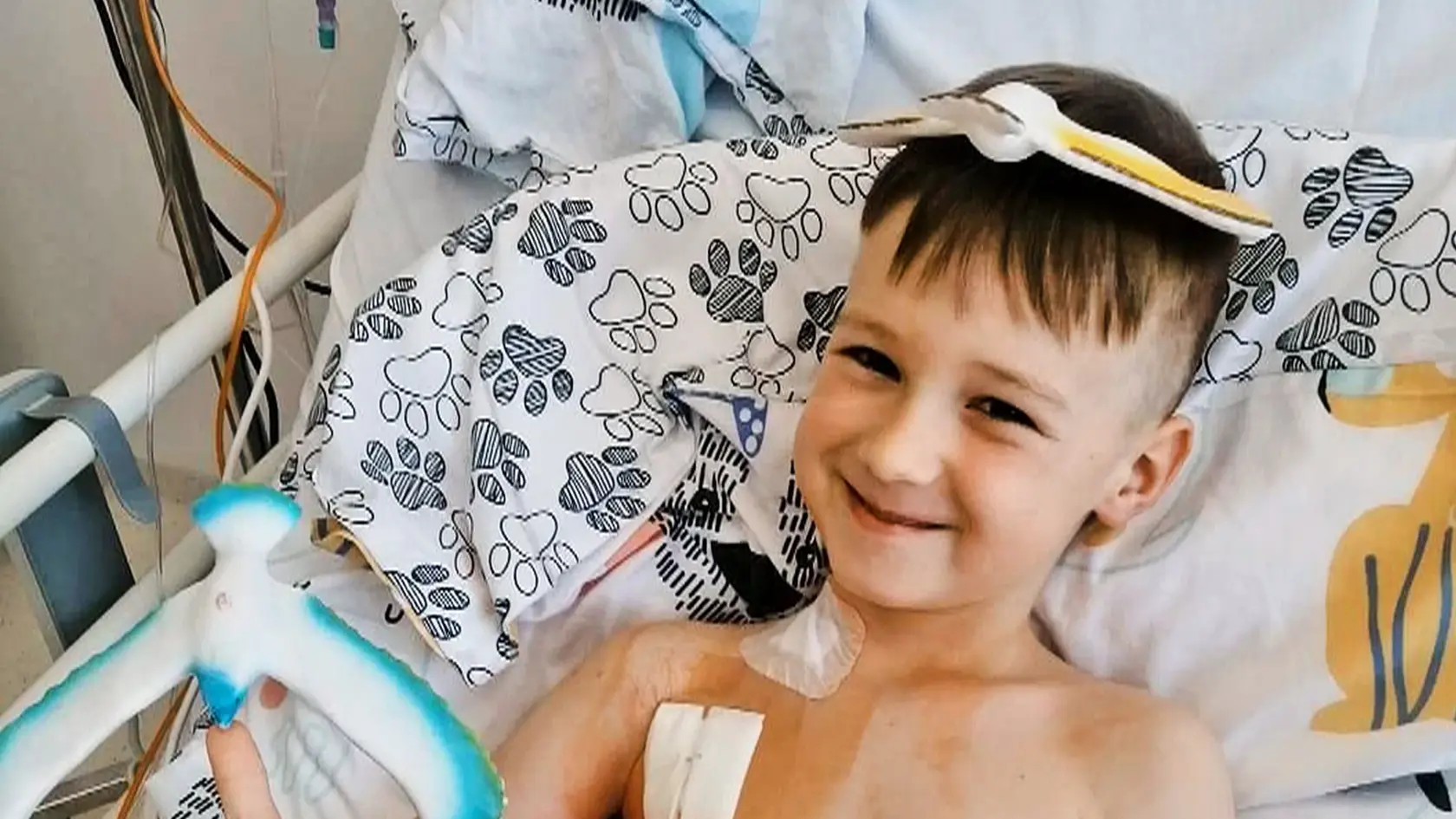 Aj napriek silným liekom a množstvu ihiel nestráca rozkošný Marlonko úsmev na tvári.