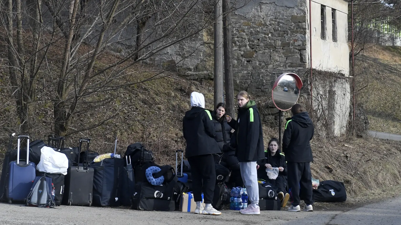 Na snímke vojnoví utečenci z Ukrajiny čakajú na odvoz v obci Ubľa, 27. februára 2022. FOTO TASR – František Iván