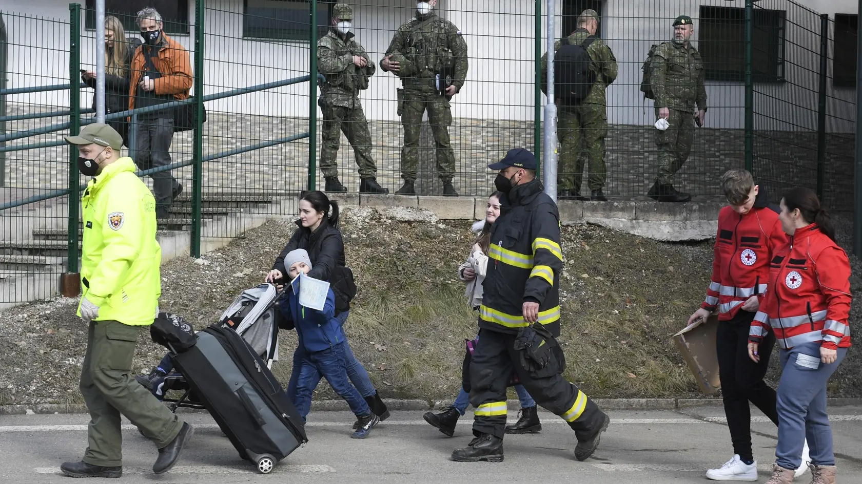 Na snímke vojnoví utečenci z Ukrajiny na hraničnom priechode Ubľa-Malyj Bereznyj. Ubľa, 27. februára 2022. FOTO TASR – František Iván