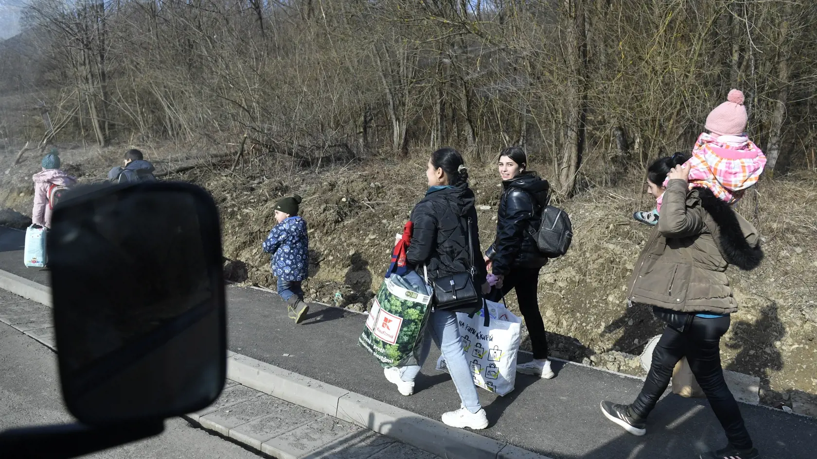 Na snímke vojnoví utečenci z Ukrajiny prichádzajú do obce Ubľa, 27. februára 2022. FOTO TASR – František Iván