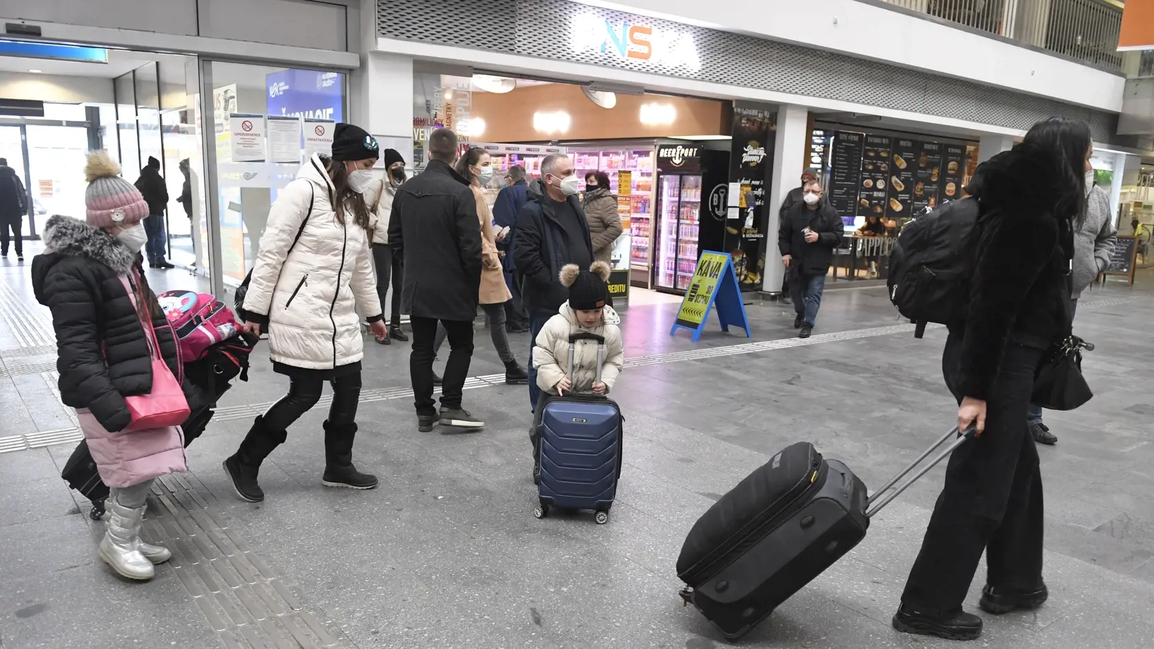 Na snímke utečenci z Ukrajiny, z afrických krajín a krajín Blízkeho východu na košickej železničnej stanici. Košice, 2. marca 2022. FOTO TASR - František Iván