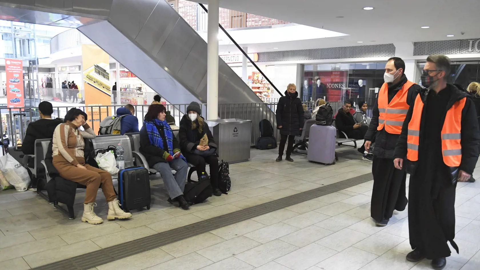 Na snímke utečenci z Ukrajiny, z afrických krajín a krajín Blízkeho východu na košickej železničnej stanici. Košice, 2. marca 2022. FOTO TASR - František Iván