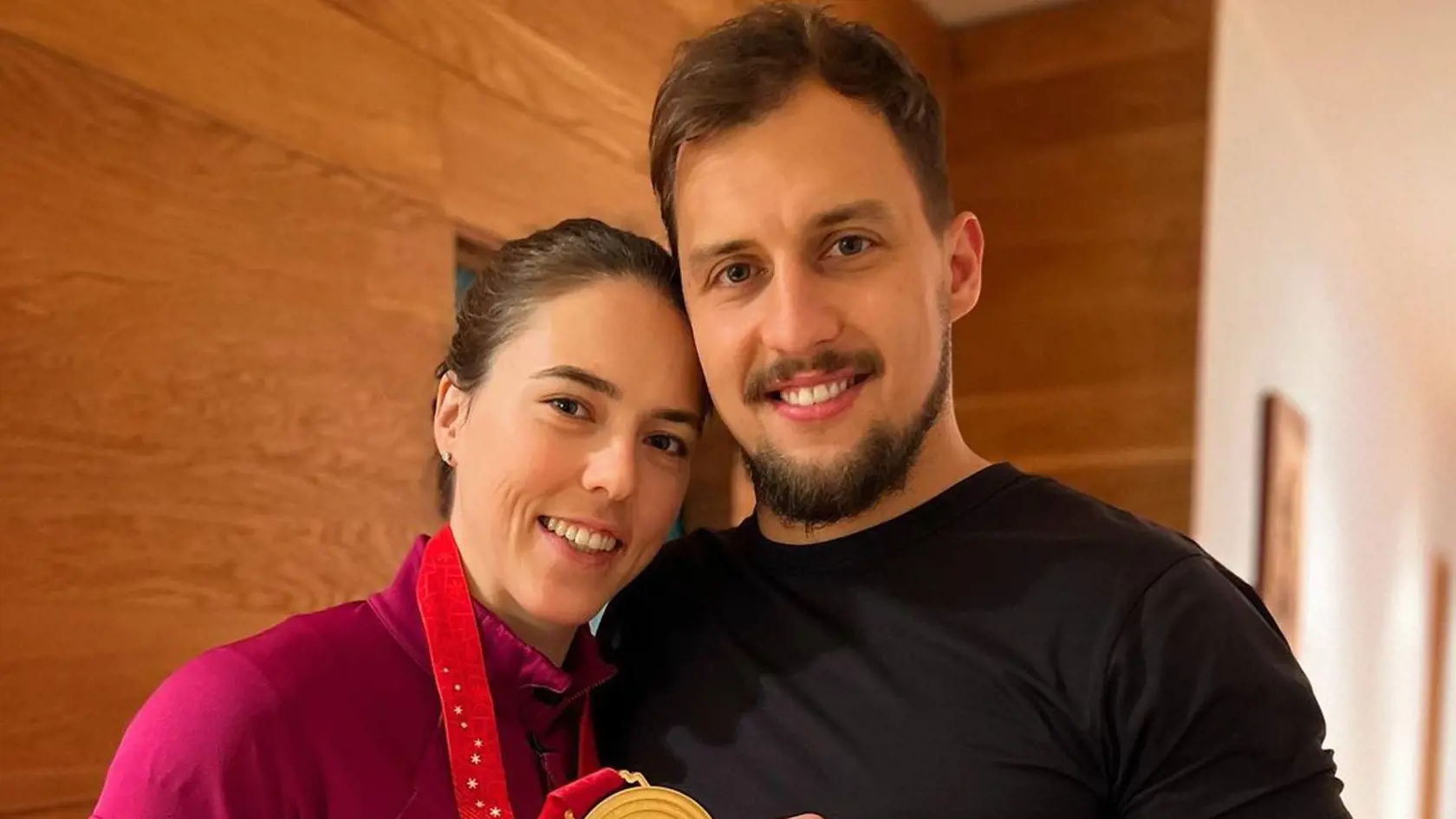 Petra Vlhová s priateľom Michalom a zlatom z olympiády.