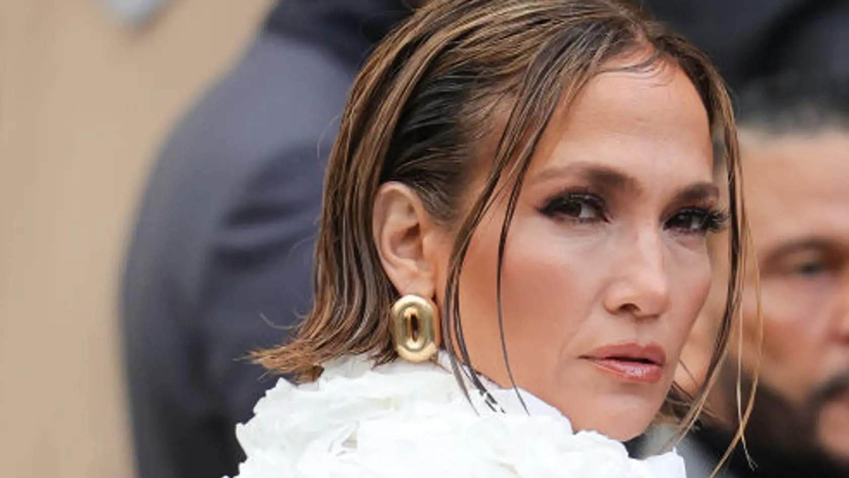 Jennifer Lopez v Paríži. Podľa mnohých pripomínala obrieho operenca.