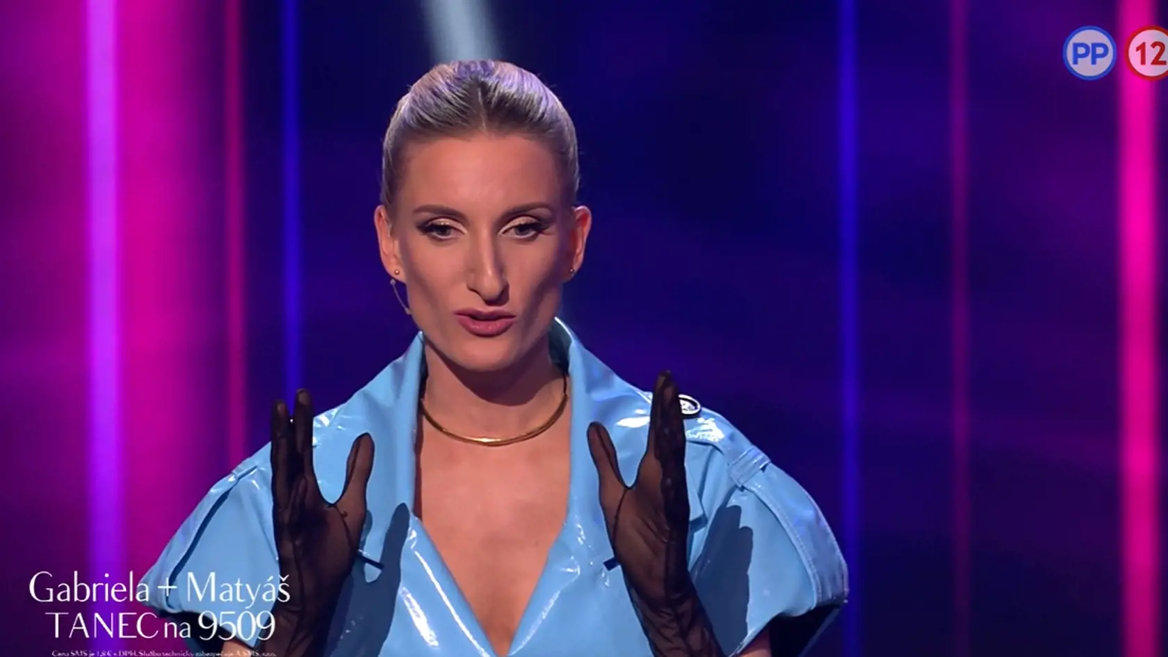 Adelu Vinczeovú obliekol na 8. kolo Pavol Dendis, ktorý zvolil nápaditý modrý latexový outfit.
