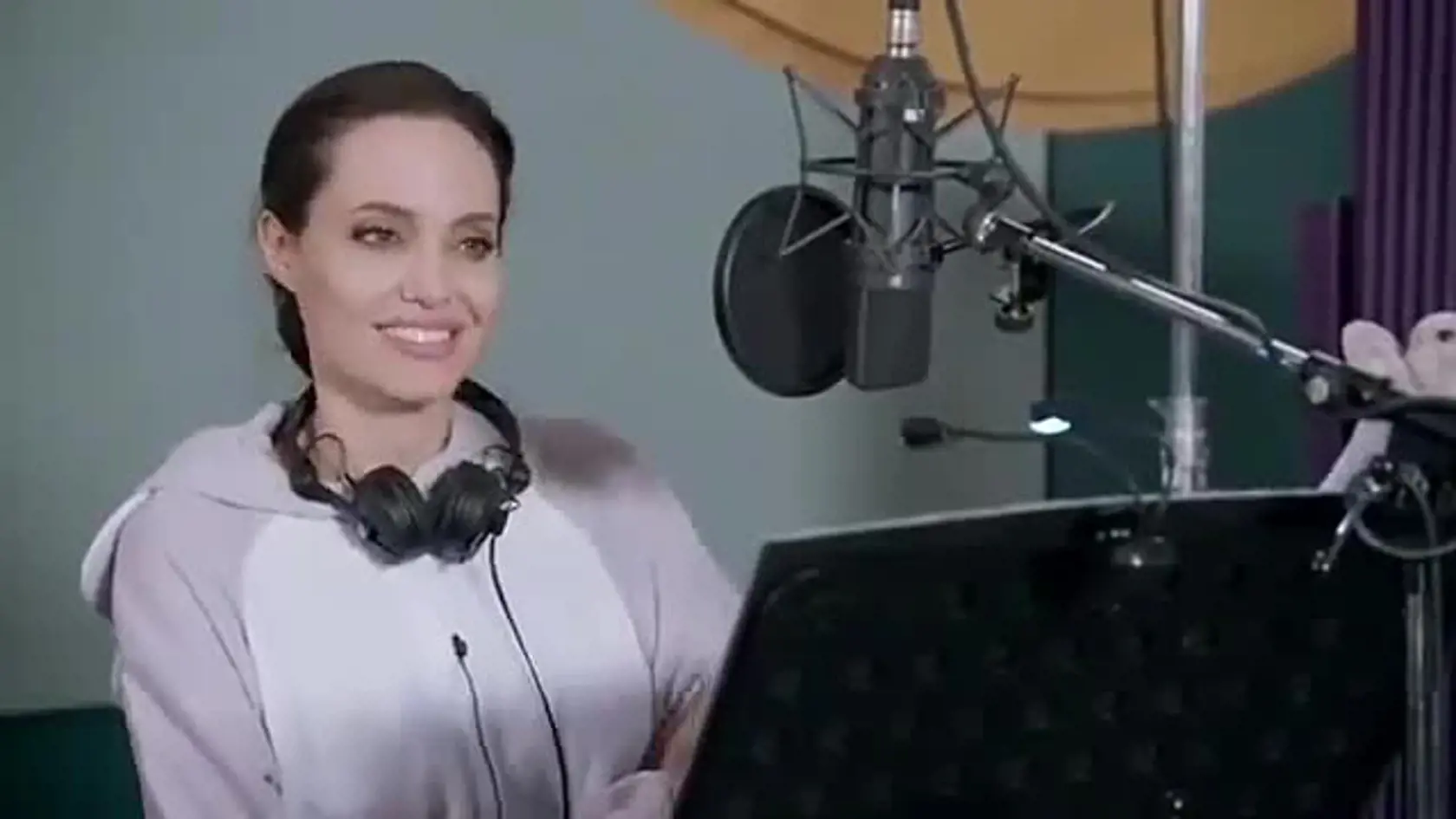 Angelina zverejnila rozkošné snímky z dabovania nového filmu.
