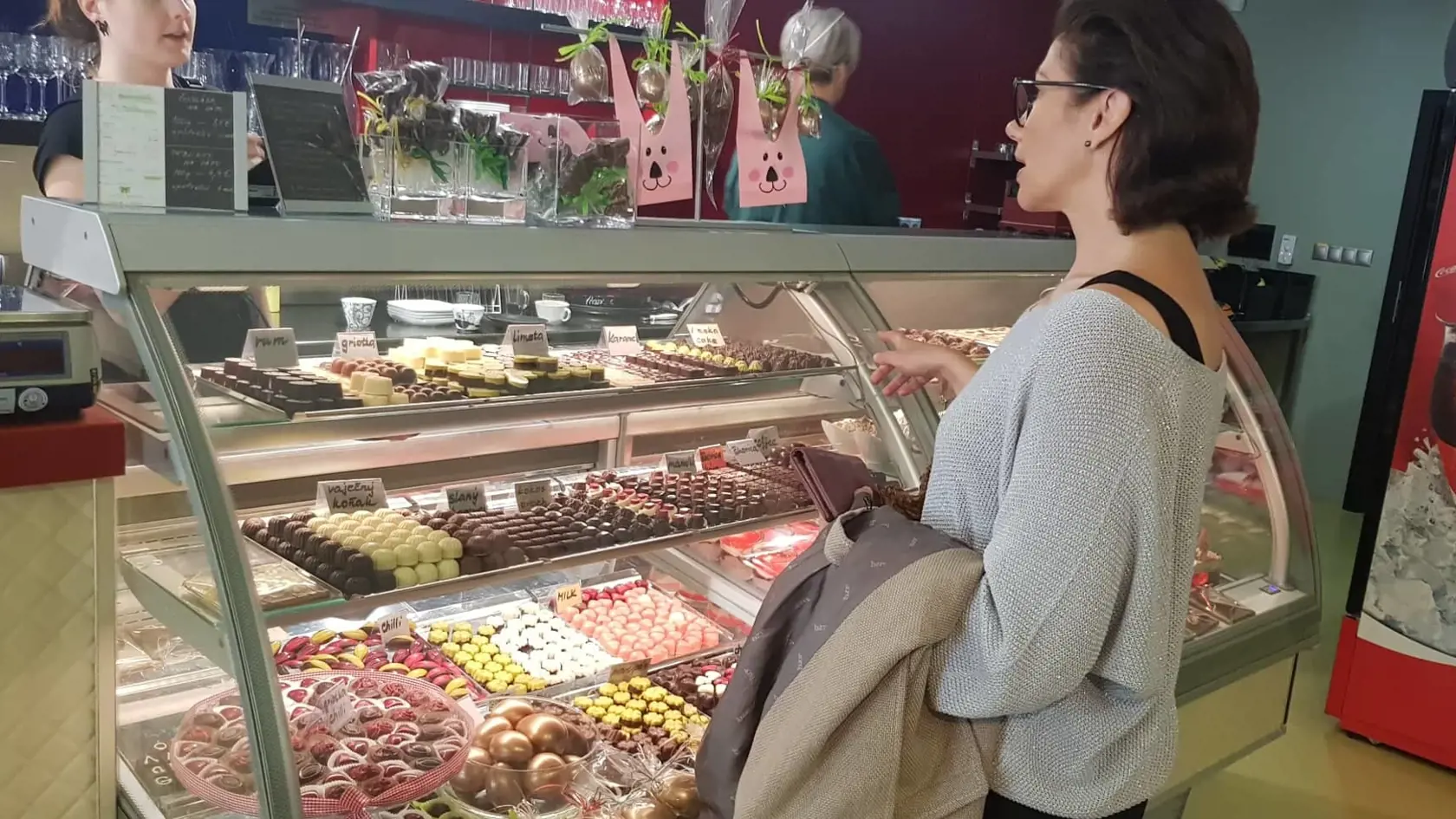 Poslankyňa Lucia Ďuriš Nicholsonová nemala čas piecť kvôli kampani a tak nakúpila sladké v cukrárni v Ružomberku.