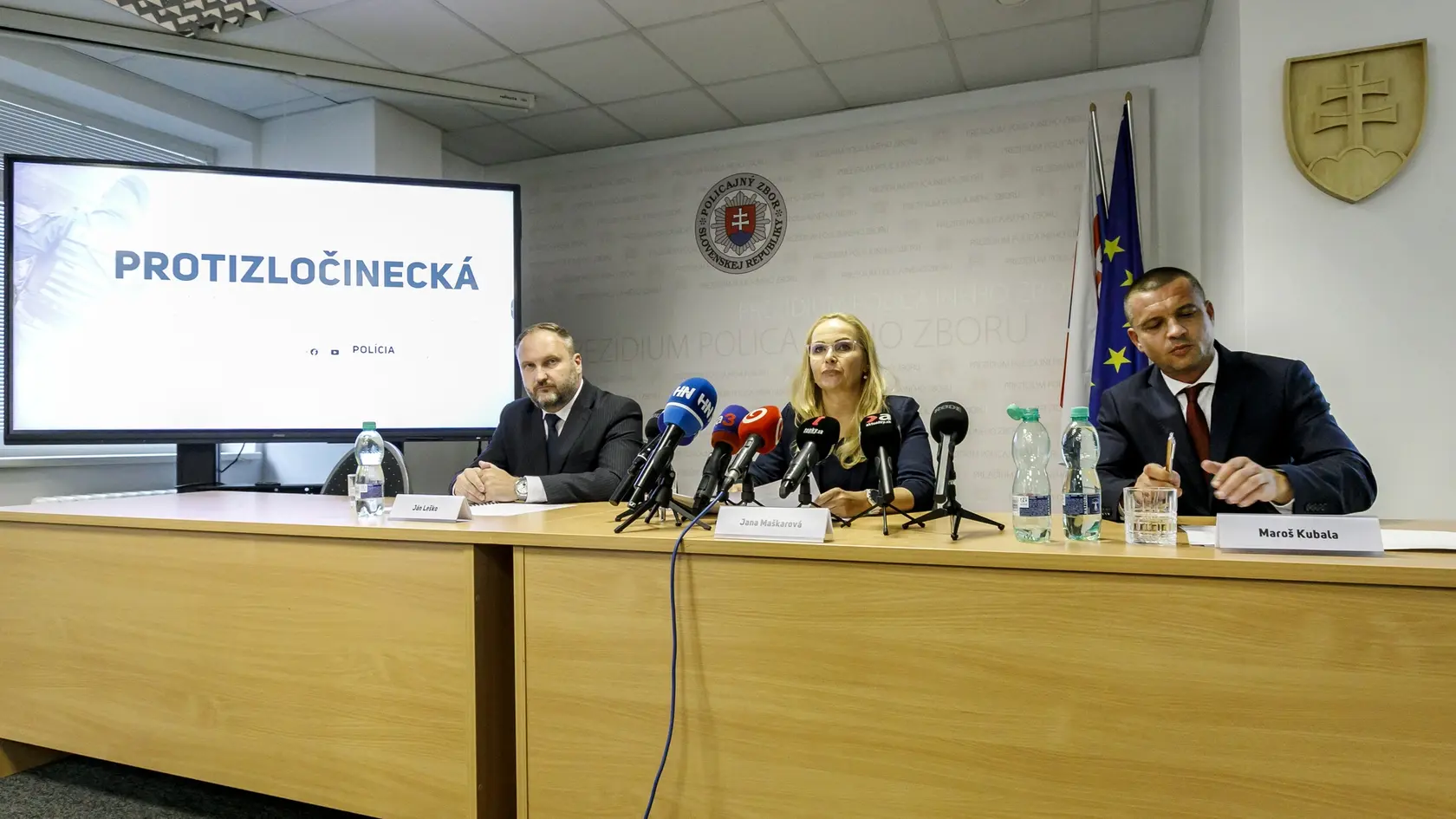 Na snímke zľava riaditeľ expozitúry východ protizločineckej jednotky úradu boja proti organizovanej kriminalite Prezídia PZ Ján Leško, prezidentka Policajného zboru (PZ) poverená riadením Jana Maškarová a riaditeľ Úradu boja proti organizovanej kriminalite Prezídia PZ Maroš Kubala počas tlačovej konferencie Prezídia Policajného zboru na tému Rozklad zločineckej skupiny - policajná akcia Funeral. V Bratislave 8. júla 2025. FOTO TASR - Dano Veselský
