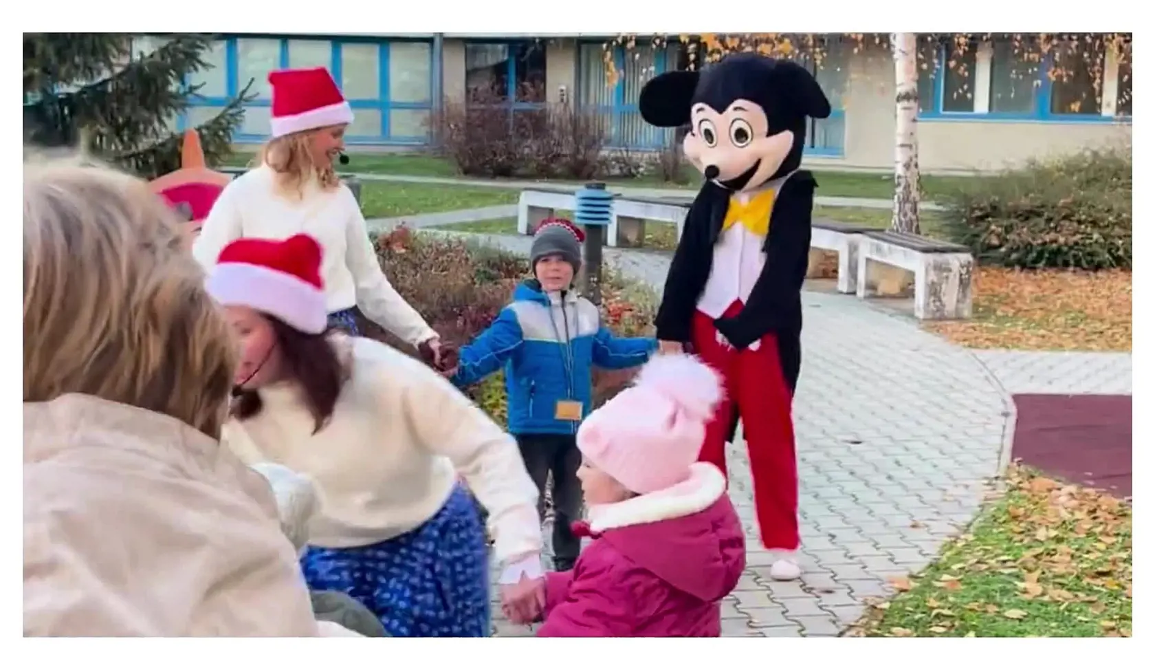 Svojou prítomnosťou deti, ktoré sú v týchto dňoch na oddelení Detského kardiocentra v Bratislave, potešili milé rozprávkové postavičky a návštevou ich poctil samozrejme aj sám Mikuláš, ktorý im rozdal veľa sladkostí.