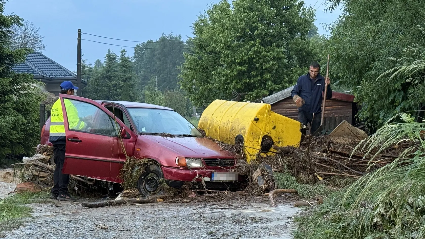 Pre silné popoludňajšie búrky museli hasiči v Prešovskom kraji zasahovať na viacerých miestach.