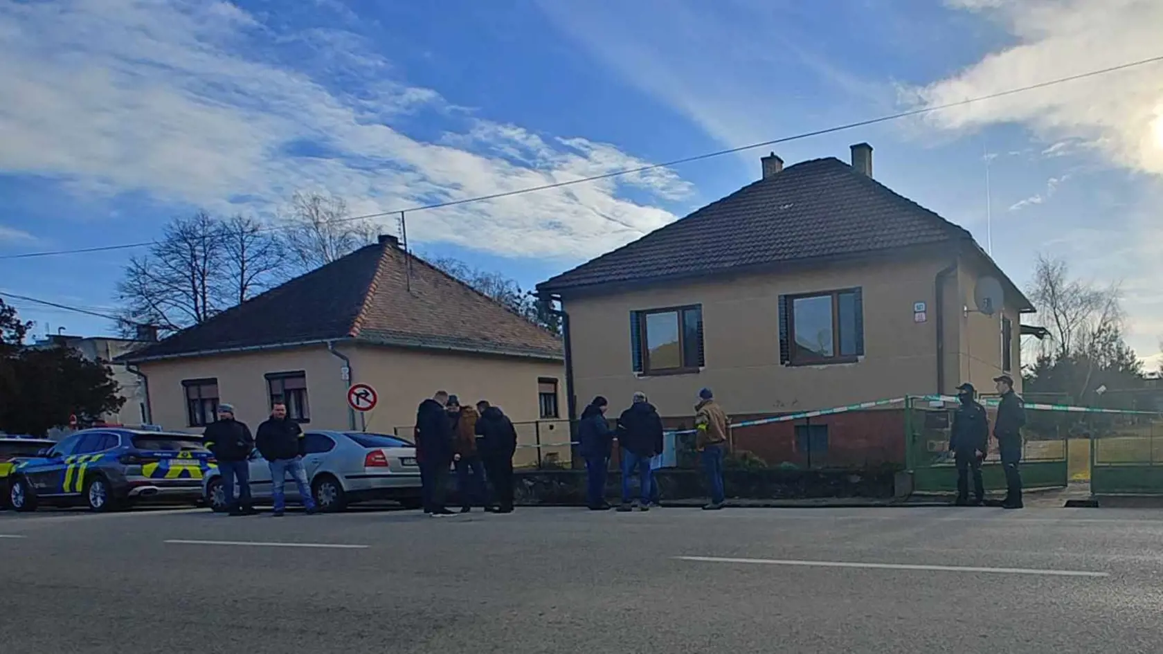 Na snímke polícia zasahuje pri rodinnom dome v Borskom Mikuláši, kde sa našli dve telá so strelnými poraneniami 26. januára 2024.