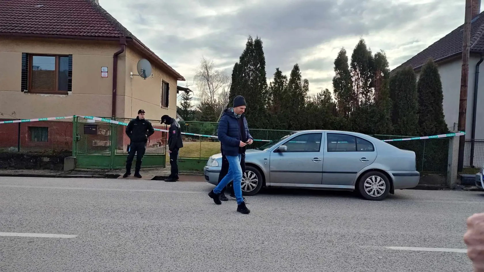 Na snímke polícia zasahuje pri rodinnom dome v Borskom Mikuláši, kde sa našli dve telá so strelnými poraneniami 26. januára 2024.