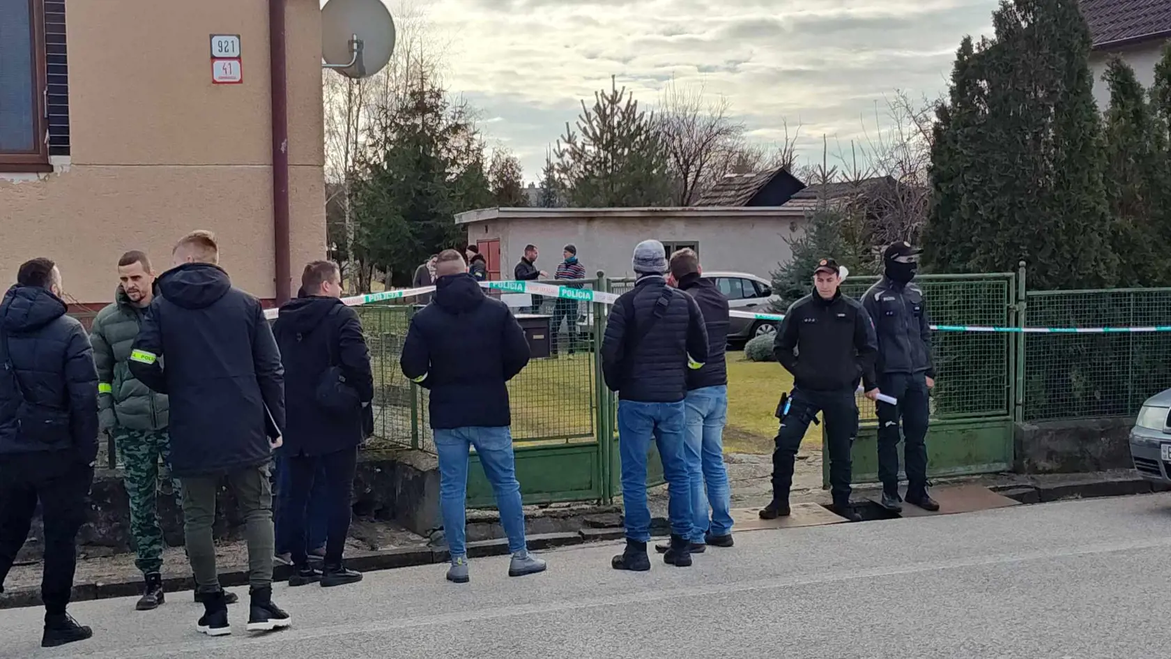 Na snímke polícia zasahuje pri rodinnom dome v Borskom Mikuláši, kde sa našli dve telá so strelnými poraneniami 26. januára 2024.
