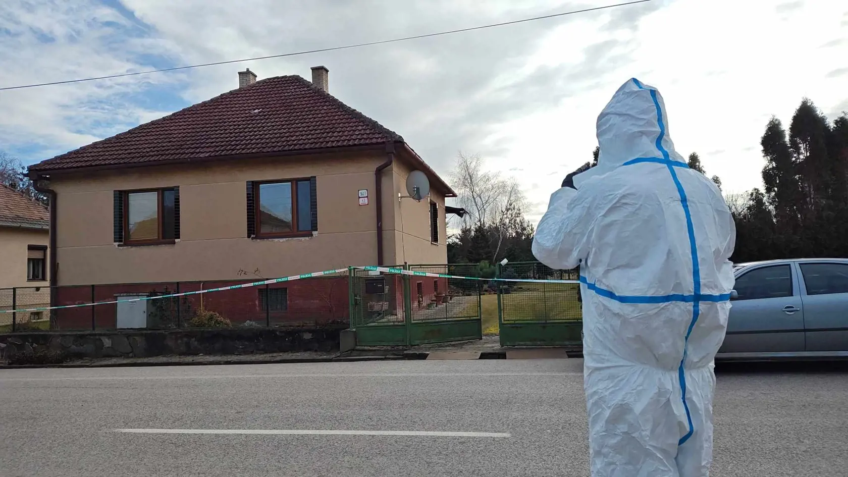 Na snímke polícia zasahuje pri rodinnom dome v Borskom Mikuláši, kde sa našli dve telá so strelnými poraneniami 26. januára 2024.