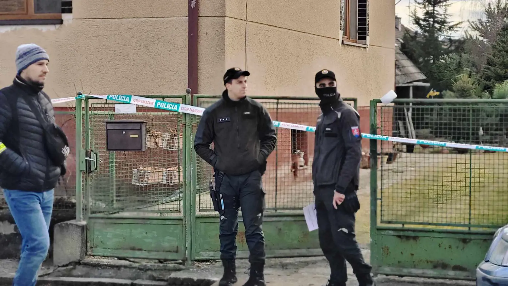 Na snímke polícia zasahuje pri rodinnom dome v Borskom Mikuláši, kde sa našli dve telá so strelnými poraneniami 26. januára 2024.