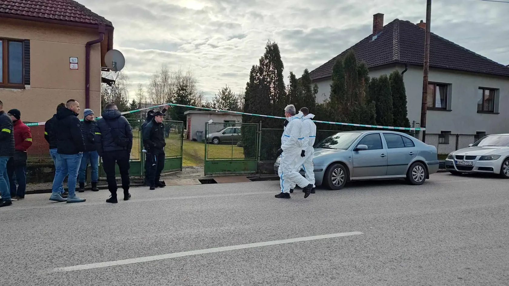 Na snímke polícia zasahuje pri rodinnom dome v Borskom Mikuláši, kde sa našli dve telá so strelnými poraneniami 26. januára 2024.