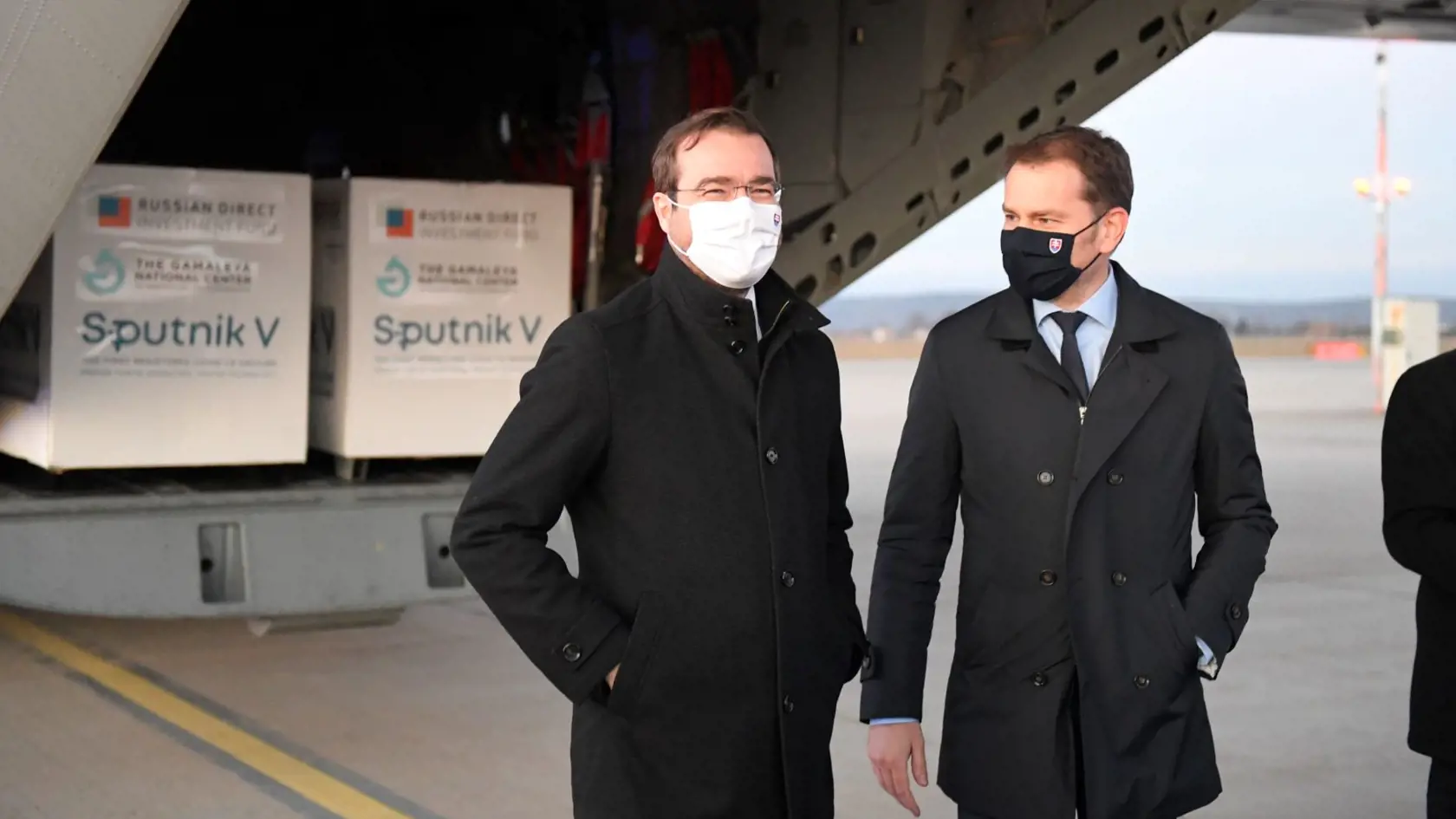 Igor Matovič a Marek Krajčí po privezení ruskej vakcíny na Slovensko.