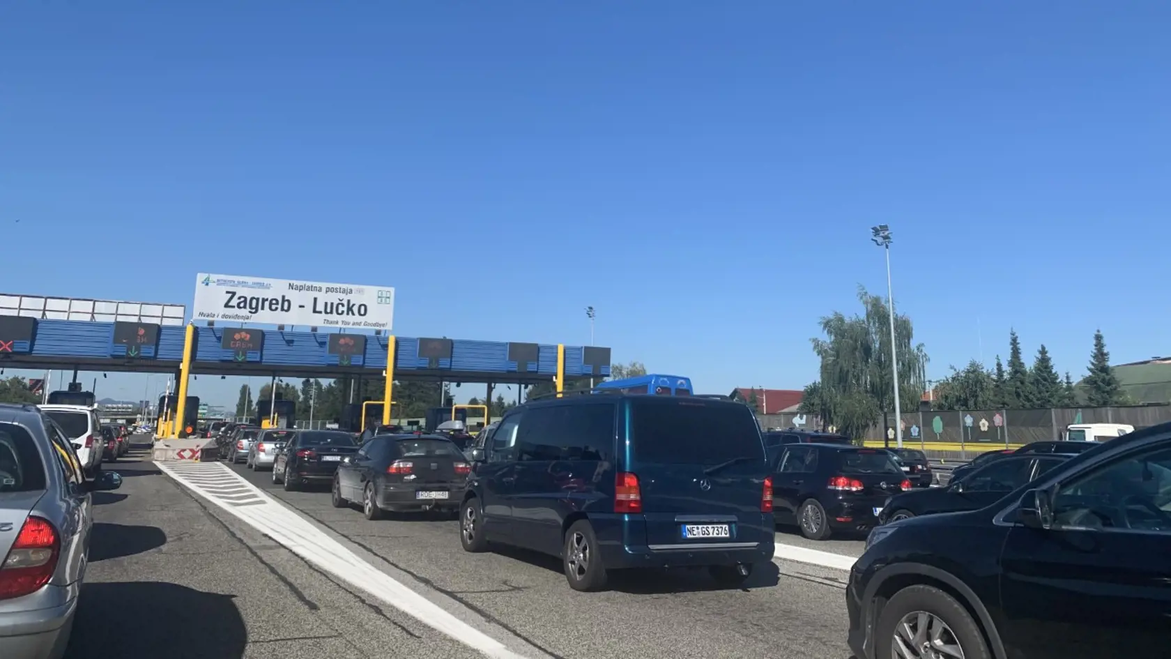 Dovolenkári preto začali krajinu hromadne opúšťať.