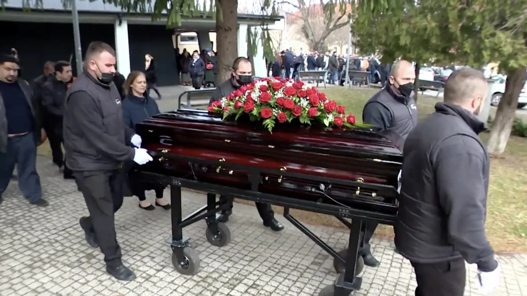 Jenda nepochovali do hrobu k manželke Rozálii Róza Stojkovej, ktorá zomrela v roku 2005, keďže on si to neželal. Po jej smrti sa totiž oženil s Lenkou.