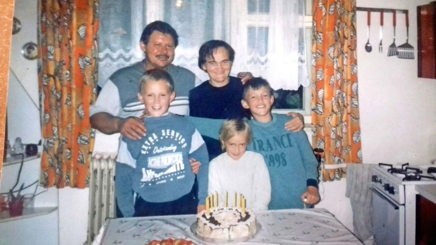 Snímka z detstva, Janko bol najstarší, nezapájal sa však do detských šarvátok.