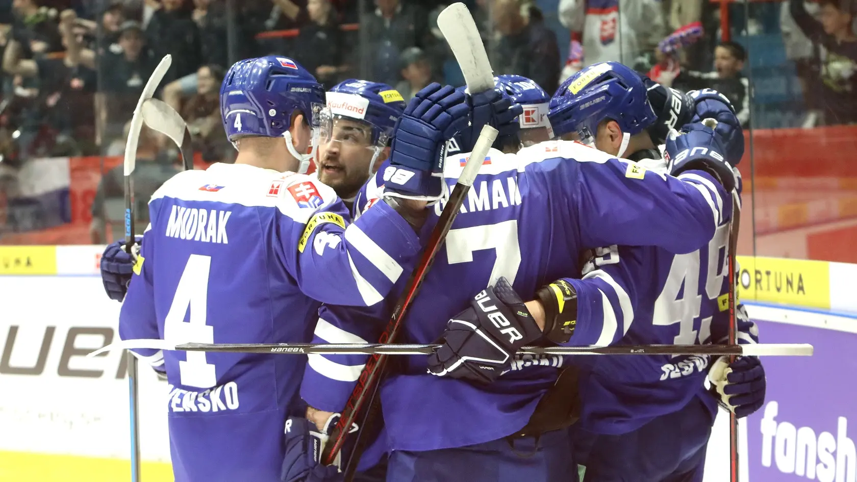 Na snímke slovenskí hokejisti sa tešia z gólu počas prípravného hokejového zápasu pred majstrovstvami sveta.