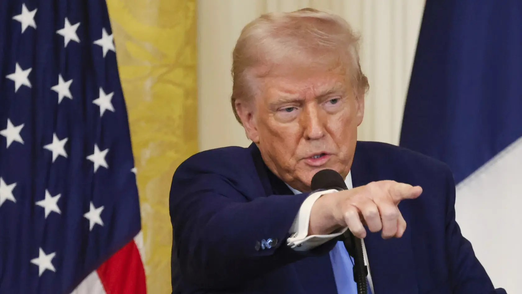 Na snímke americký prezident Donald Trump gestikuluje počas spoločnej tlačovej konferencie s francúzskym prezidentom Emmanuelom Macronom (nie je na snímke) v Bielom dome vo Washingtone v pondelok 24. februára 2025.