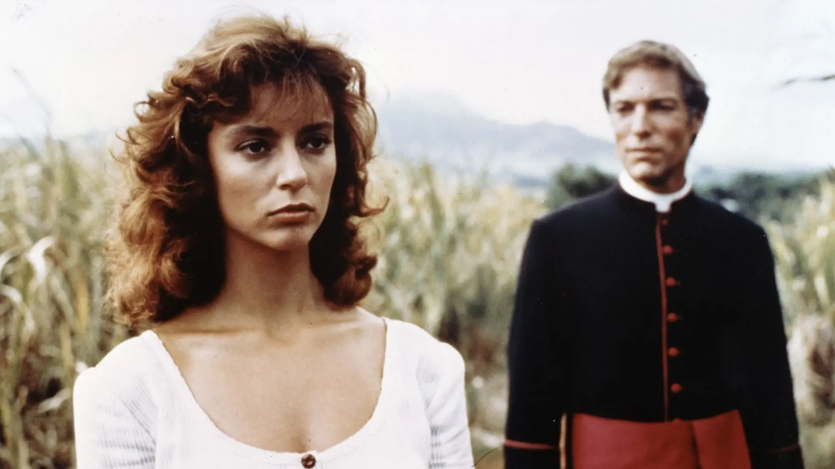 Richard Chamberlain (na foto s Rachel Ward), hral mladého, ambiciózneho kňaza Ralpha de Bricassarta, ktorý prichádza do austrálskeho mestečka Gillanbone za trest, lebo inzultoval biskupa.