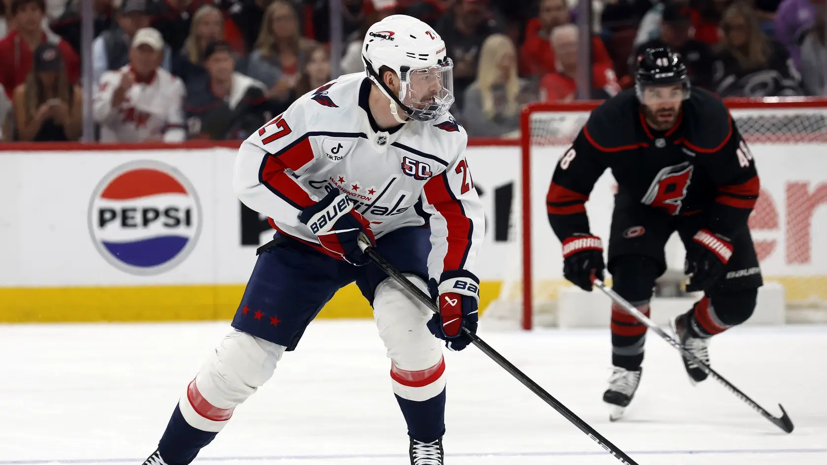 Obranca Washingtonu Capitals a spoluhráč slovenského reprezentanta Martina Fehérváryho sa dostal do problémov so zákonom.