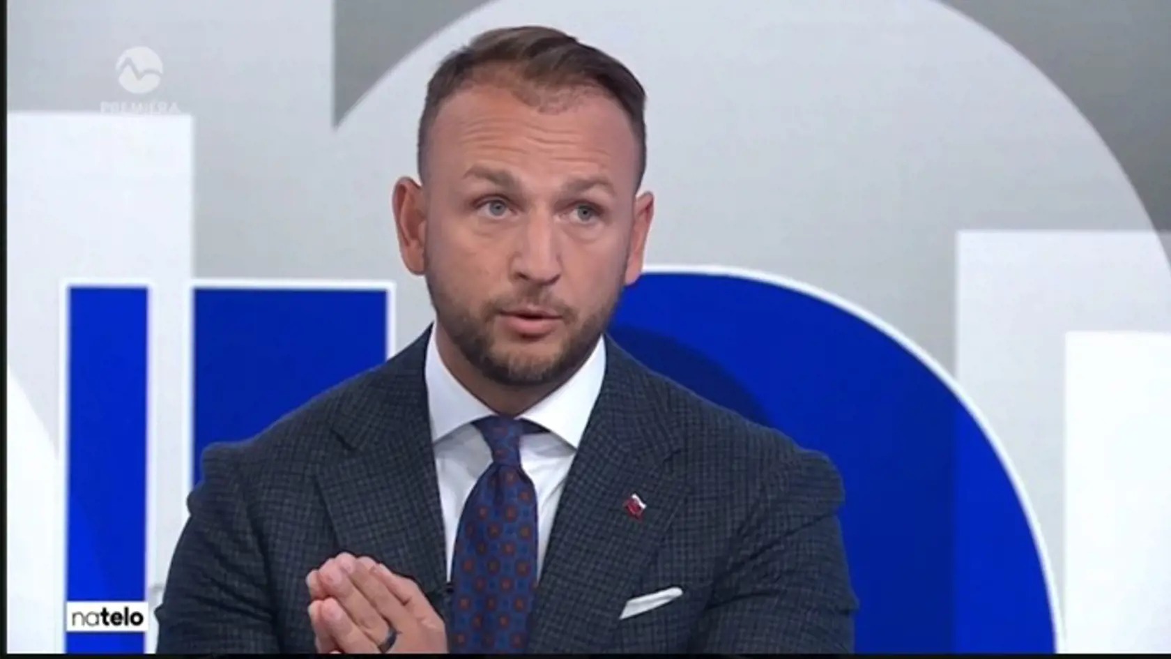 Minister Matúš Šutaj Eštok sa objavil na televíznej obrazovke s viditeľne zmeneným imidžom. Podstúpil transplantáciu vlasov?