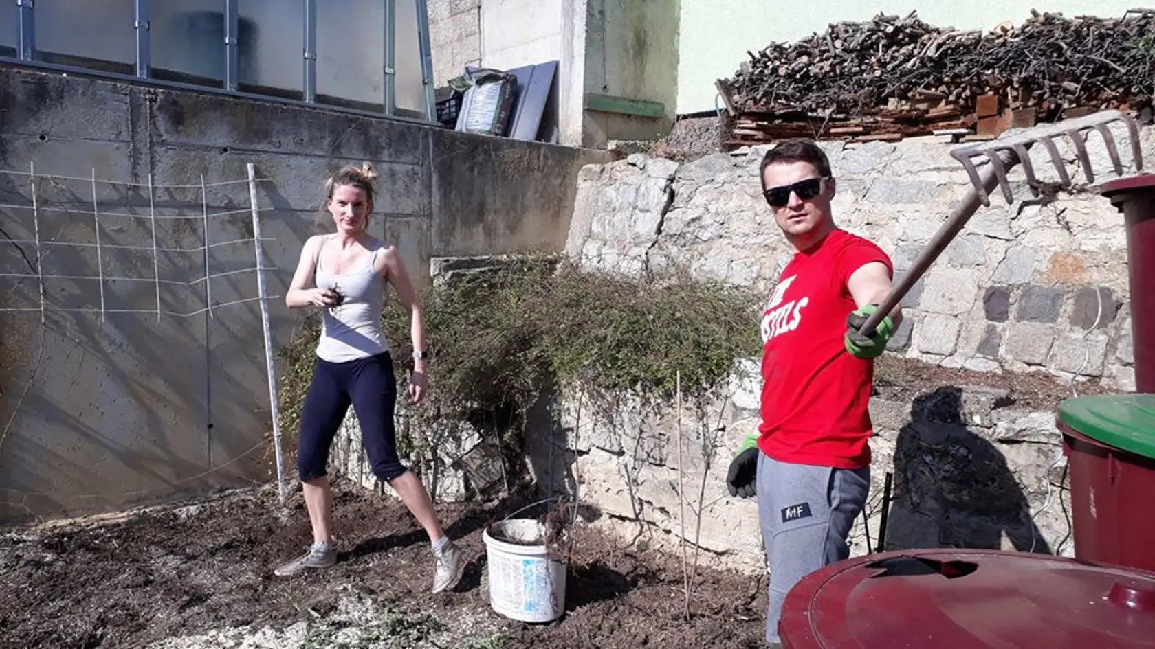 Vinczeovci sa nahodili do teplákov, schytili hrable a obrábali záhradku. V takýchto outfitoch ich rozhodne nepoznáme. Adela a Viktor počas karantény vykonávajú veci, aké robia aj úplne obyčajní ľudia.