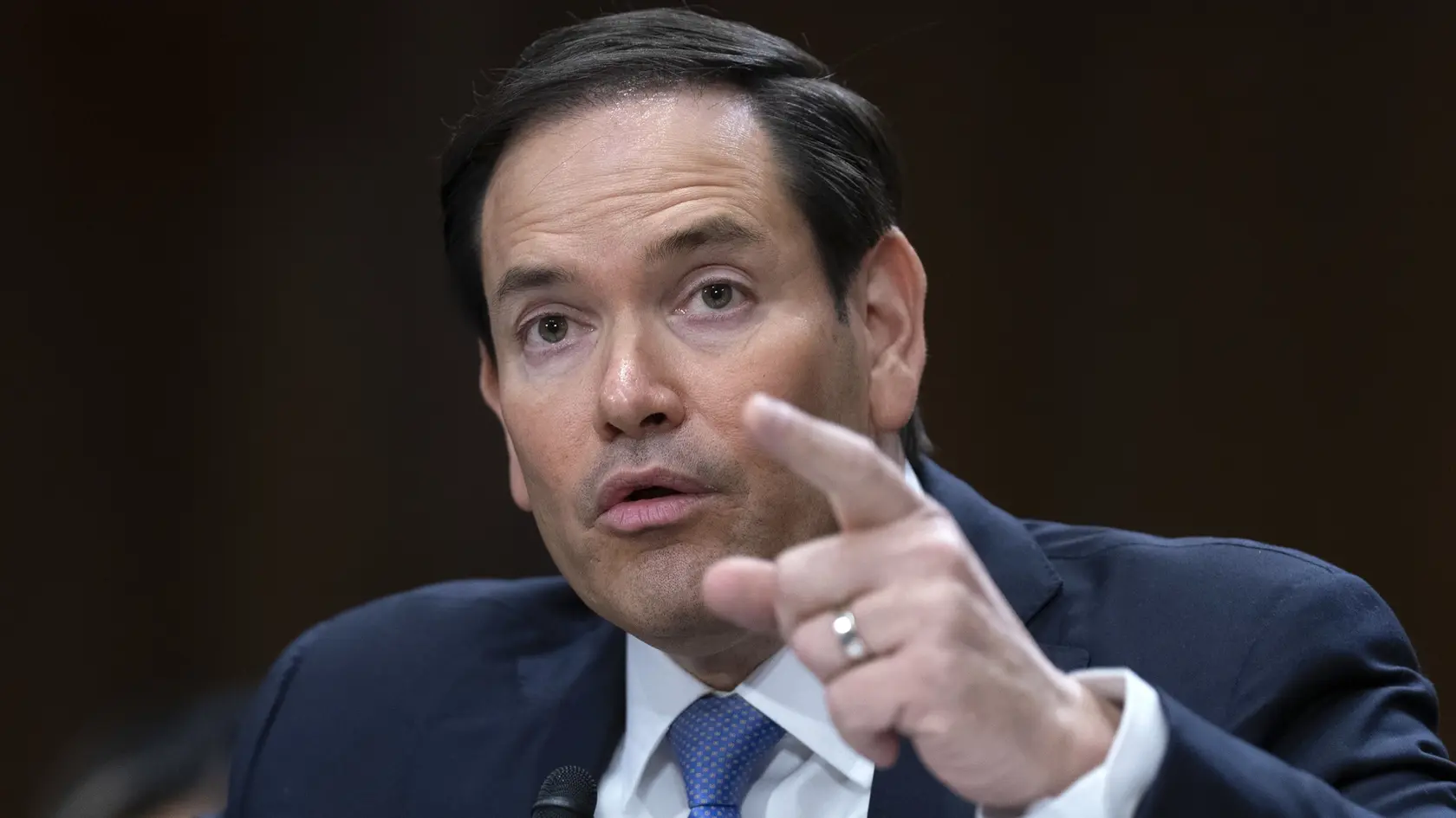 Minister zahraničných vecí USA Marco Rubio gestikuluje na vypočutí pred členmi zahraničného výboru amerického Senátu vo Washingtone v utorok 20. mája 2025.