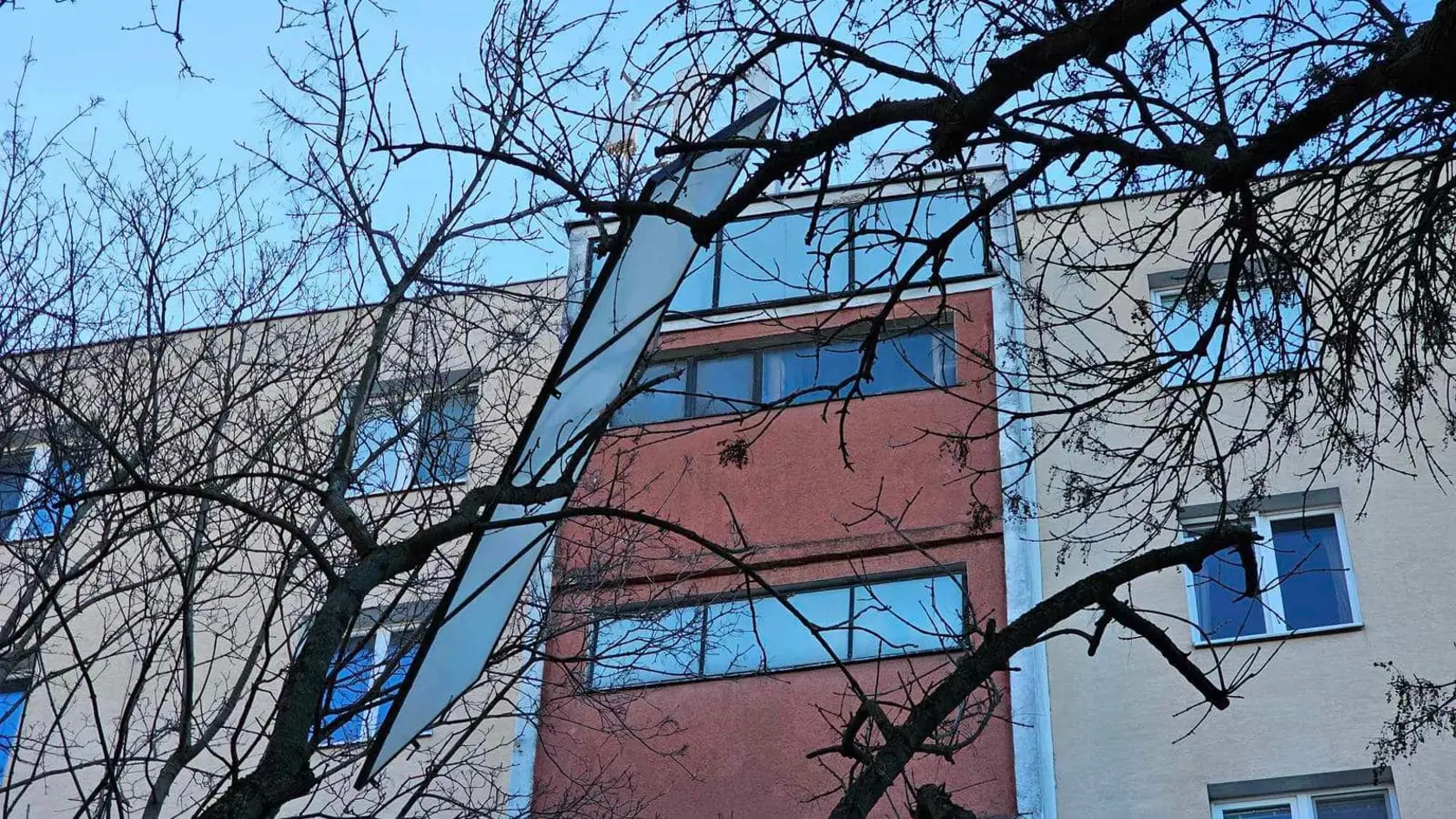 Na Radarovej pri križovatke z Kozmonautickou sa pravdepodobne vplyvom vetra uvoľnil pivničný okenný kryt.