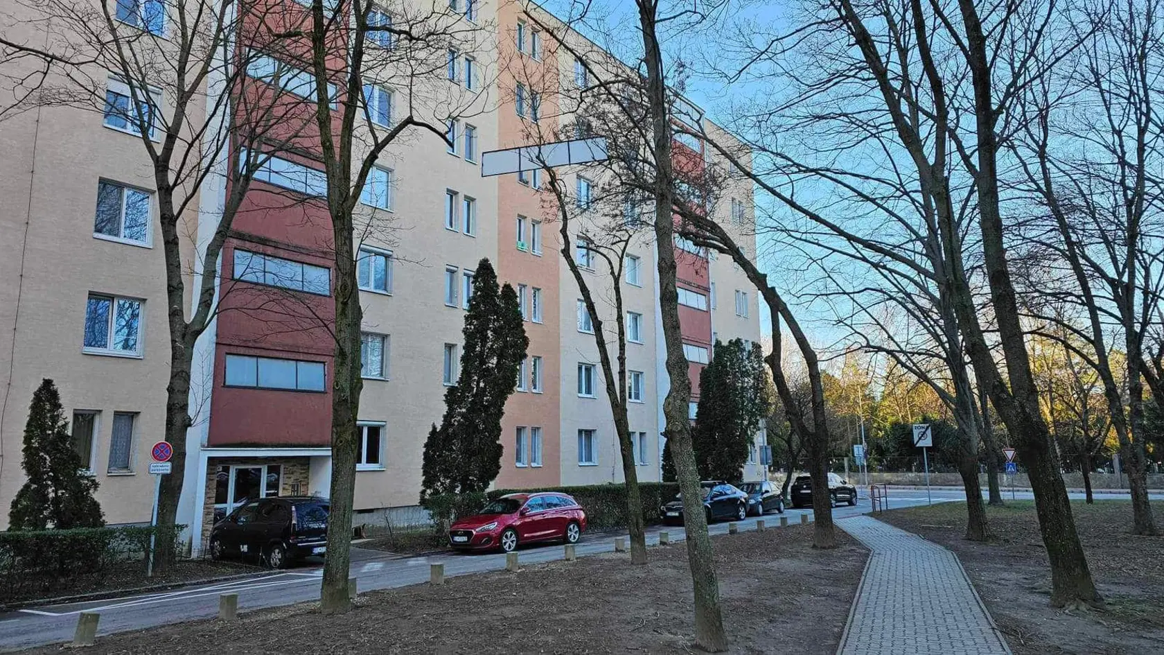 Na Radarovej pri križovatke z Kozmonautickou sa pravdepodobne vplyvom vetra uvoľnil pivničný okenný kryt.