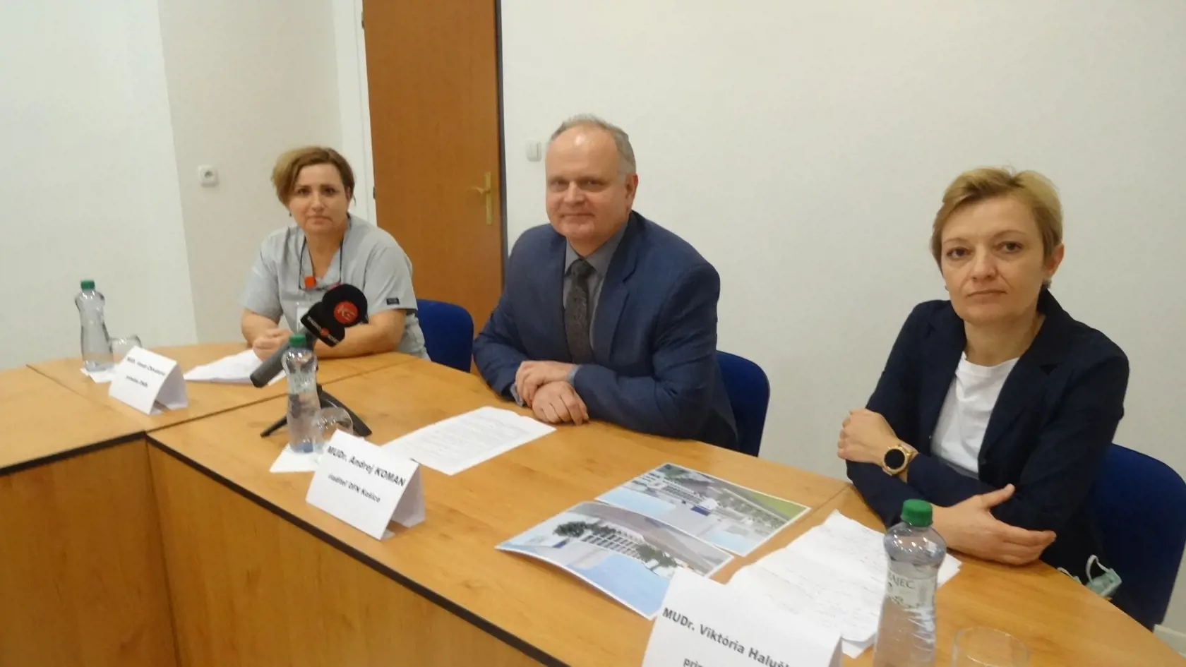 Riaditeľ nemocnice Andrej Koman a primárky Oddelenia detskej onkológie a hematológie Viktória Halušková (vpravo) a šéfka Oddelenia neonatologickej intenzívnej medicíny Vanda Chovanová.