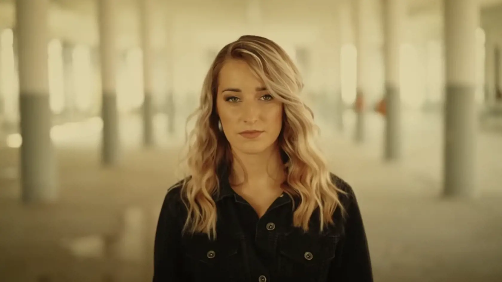 Sestra Barbory Piešovej Lenka Piešová vydala nový klip krátko po finále SuperStar.