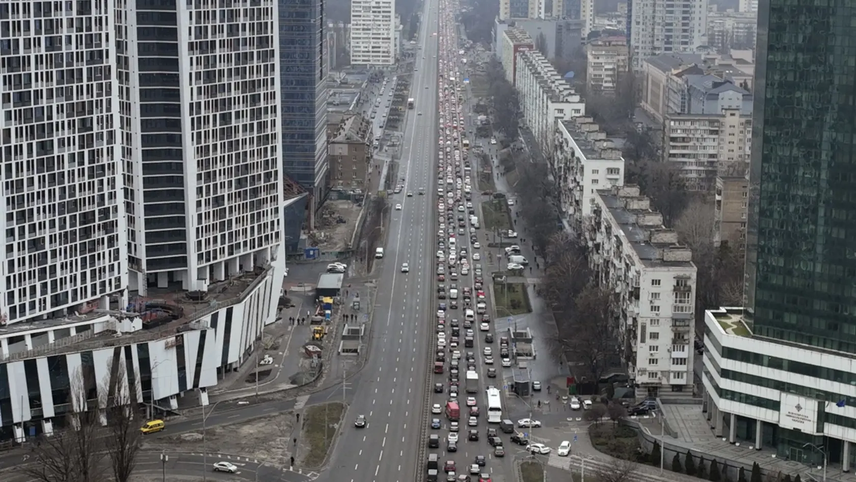 WA 27  Kyjev - Na snímke dopravné zápchy, keď ľudia opúšťajú ukrajinskú metropolu Kyjev vo štvrtok 24. februára 2022. Ruský prezident Vladimir Putin vo štvrtok oznámil, že rozhodol o uskutočnení špeciálnej vojenskej operácie vo východnej časti Ukrajiny. Putin takisto varoval ďalšie krajiny, že akýkoľvek pokus o zasahovanie do krokov Ruska bude viesť k následkom. FOTO TASR/AP  

Traffic jams are seen as people leave the city of Kyiv, Ukraine, Thursday, Feb. 24, 2022. Russian President Vladimir Pu