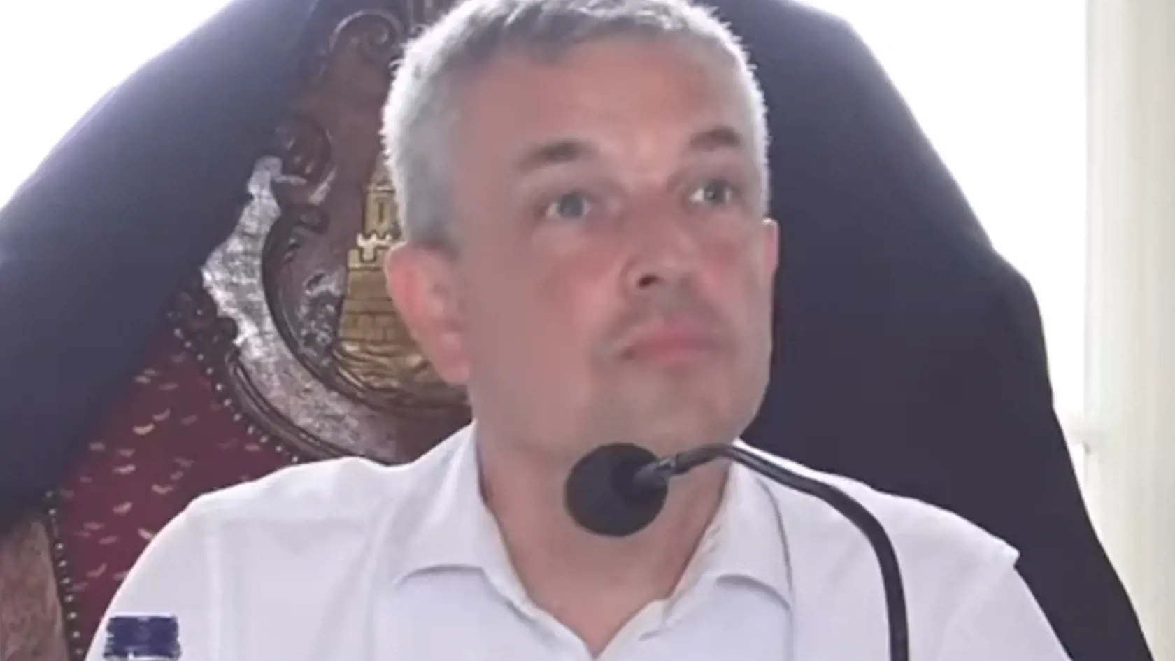 Primátor Komárna Béla Keszegh nášmu redaktorovi priamo pred zasadnutím mestského zastupiteľstva písomnú žiadosť podpísať rázne odmietol.