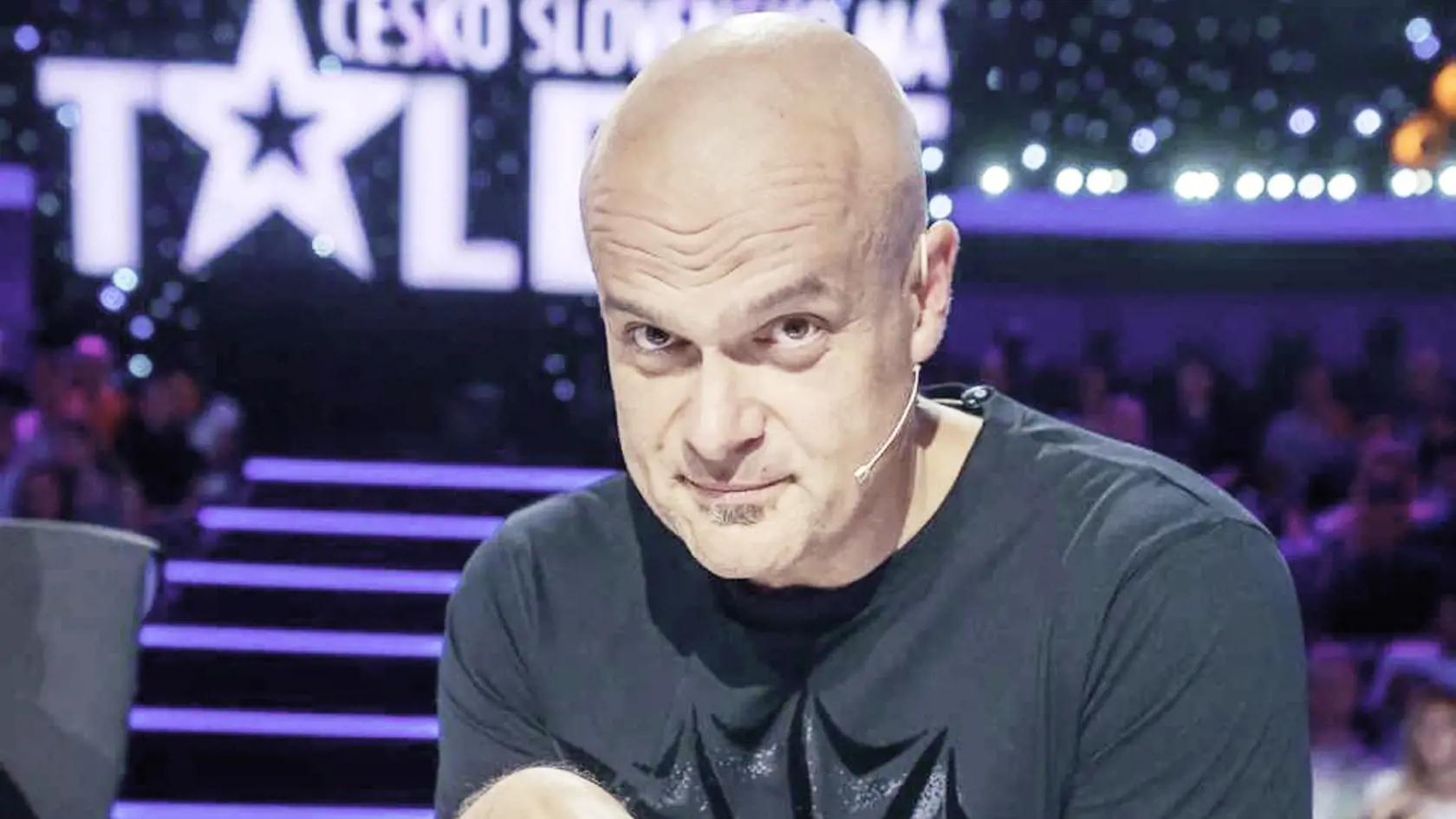Bujné šediny. Slávik podstúpil štvorhodinovú transplantáciu na Slovensku.