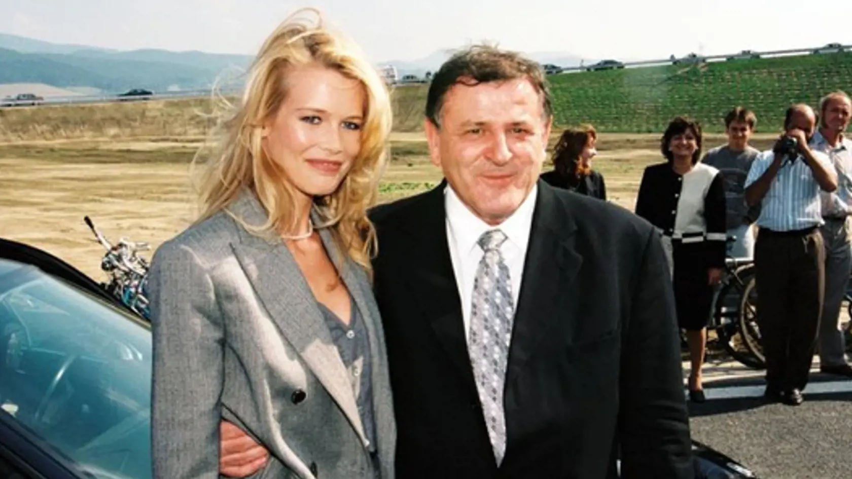 Claudia Schiffer na Slovensko prišla otvoriť diaľničný úsek Horná Streda - Nové Mesto nad Váhom. Lídra HZDS Mečiara vyšla jej pozvánka pomerne lacno oproti ostatným celebritám – 3,6 milióna korún.