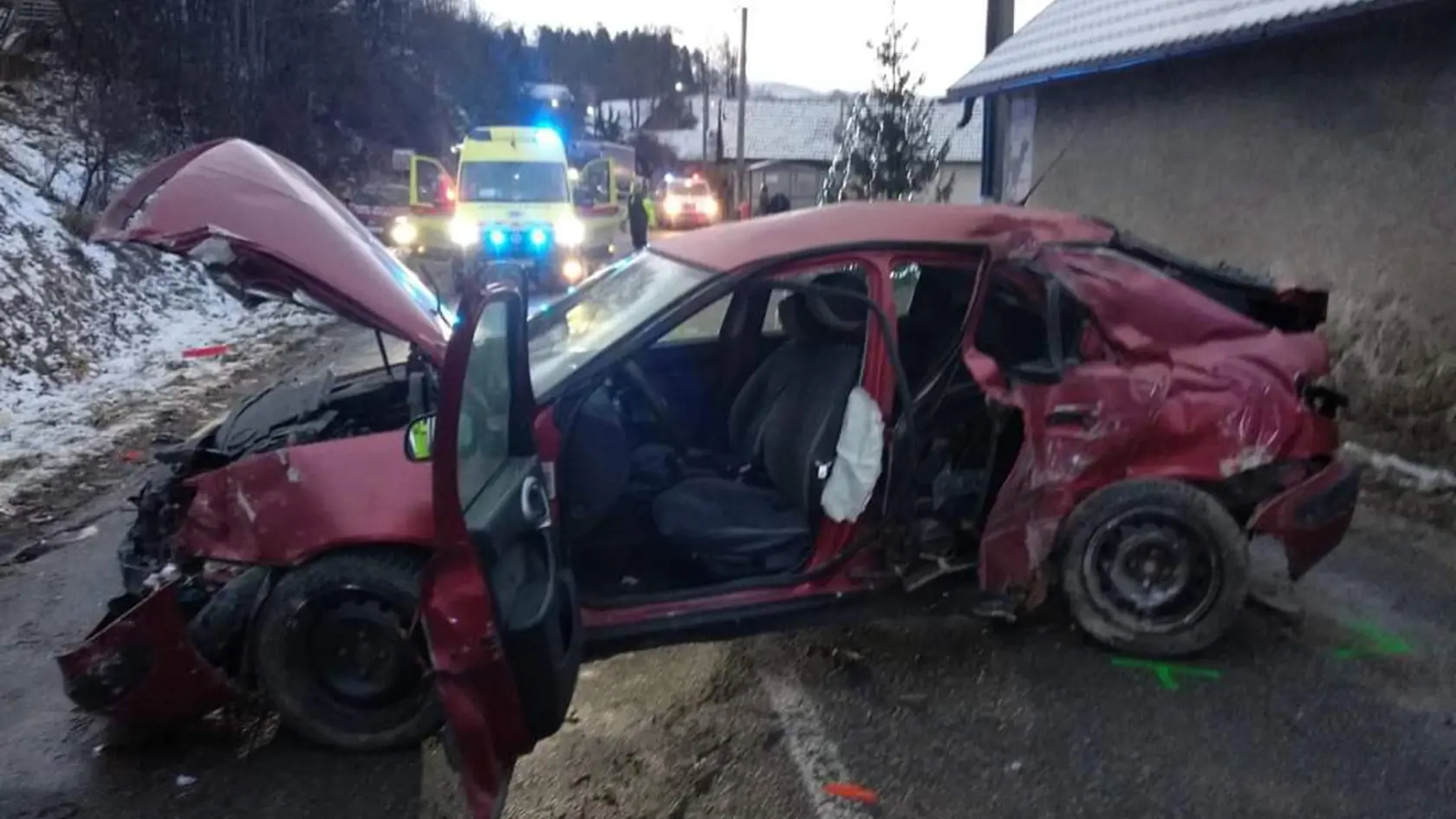 Tragická dopravná nehoda, ktorá sa stala v pondelok popoludní v miestnej časti obce Domaniža Kardošova Vieska v Považskobystrickom okrese, si vyžiadala životy 17-ročného a 22-ročného muža. Polícia začala trestné stíhanie pre prečin usmrtenia. Informovala o tom trenčianska krajská polícia na sociálnej sieti. "Osemnásťročný vodič po prejdení ľavotočivej zákruty začal predchádzať pred ním idúce vozidlo. Na mokrej vozovke dostal šmyk a narazil bočnou stranou vozidla do rohu rodinného domu," informuj