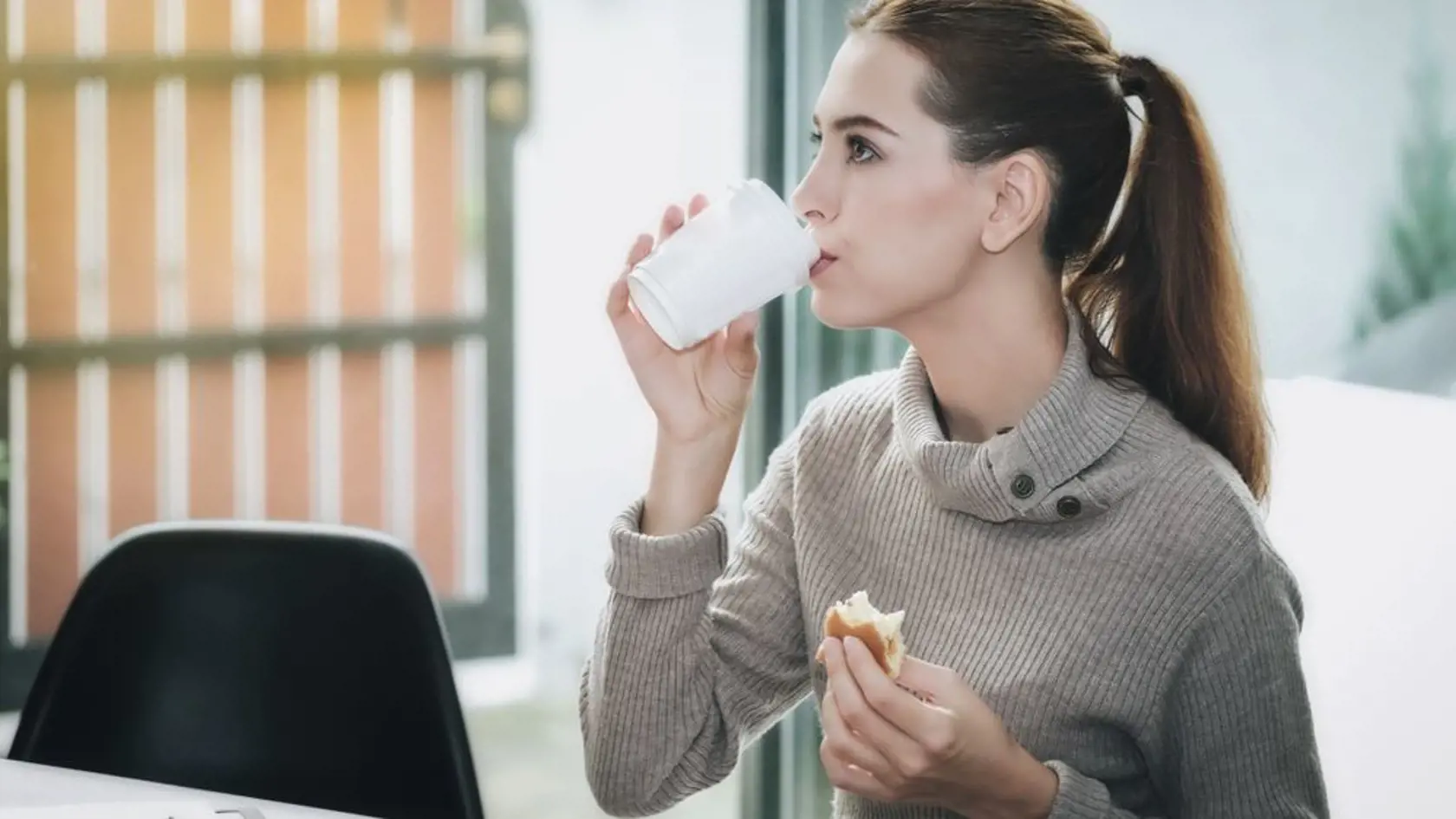 Čítanie, sledovanie mobilu či televízie, počúvanie hudby počas jedla vedú k obezite.