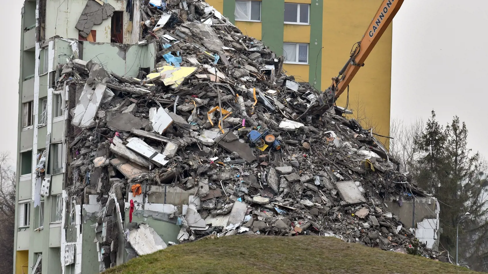 Na snímke tretí deň demolácie 12-podlažnej bytovky na Mukačevskej ulici v Prešove 18. decembra 2019. Bytovku zničil výbuch plynu 6.decembra. Výbuch neprežilo sedem ľudí a jedna osoba je nezvestná. FOTO TASR – Roman Hanc