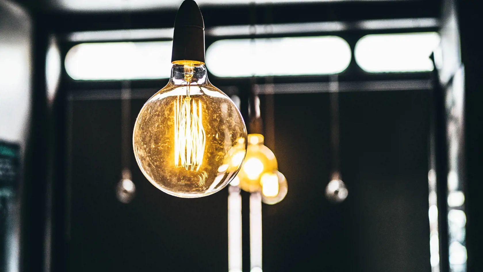 Vplyvom nárastu trhových cien elektriny dôjde v budúcom roku k celkovému zvýšeniu sieťových poplatkov v rozmedzí od 42 % pre odberateľov elektriny pripojených na veľmi vysokom napätí až po 64 % pre odberateľov pripojených na nízkom napätí. Netýka sa to domácností a vybraných zraniteľných odberateľov.