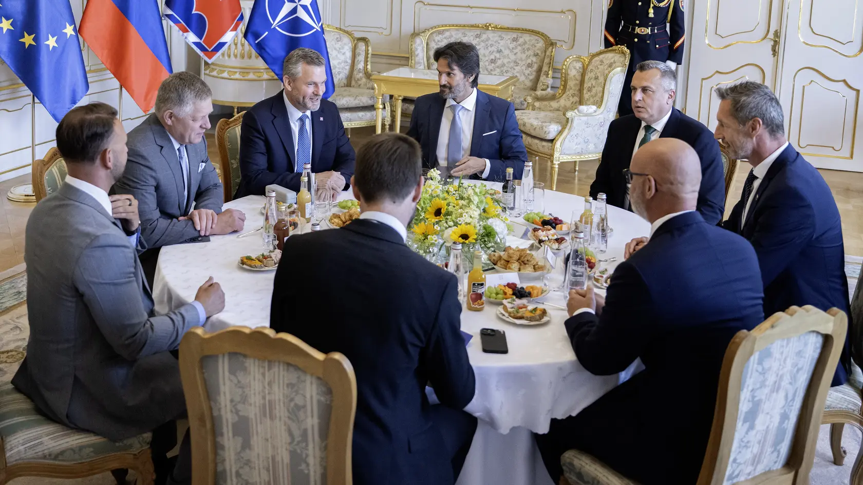 Prezident SR Peter Pellegrini (tretí zľava) prijal predsedov parlamentných strán za okrúhlym stolom na tému "Výdavky na obranu". Na snímke druhý zľava premiér SR Robert Fico (SMER-SD), vľavo minister vnútra Matúš Šutaj-Eštok (HLAS-SD), v popredí uprostred Michal Šimečka (Progresívne Slovensko), v popredí vpravo Branislav Gröhling (SaS), vpravo Milan Majerský (KDH), vzadu vpravo Andrej Danko (SNS) a minister obrany SR Robert Kaliňák (SMER-SD) sedia za ukrúhlym stolom v Bratislave 17. júna 2025. FOTO TASR - Martin Baumann