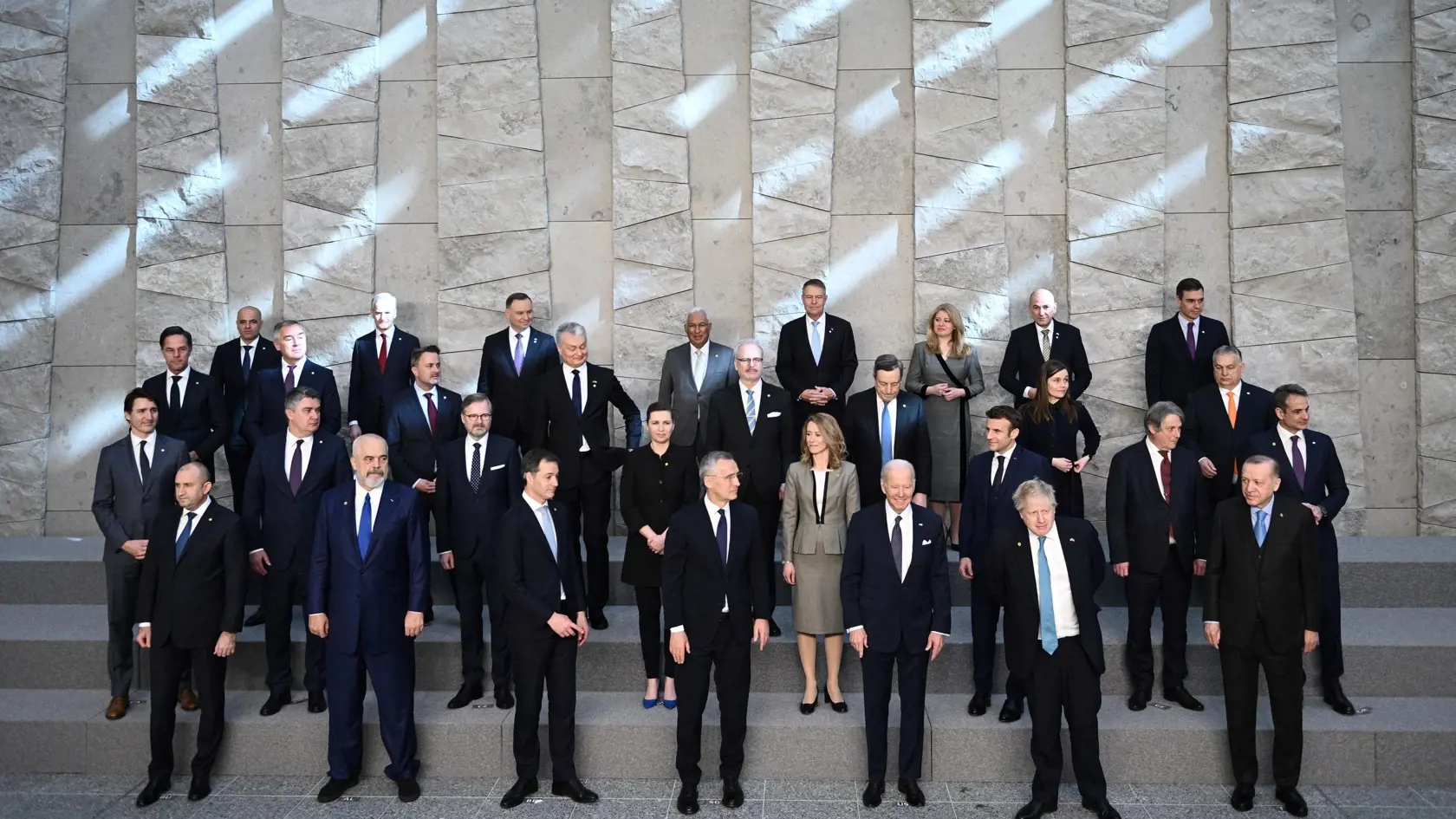 Na snímke hore tretia sprava slovenská prezidentka Zuzana Čaputová pózuje spolu s vedúcimi predstaviteľmi členských štátov Severoatlantickej aliancie pre spoločnú fotografiu pred summitom NATO.
