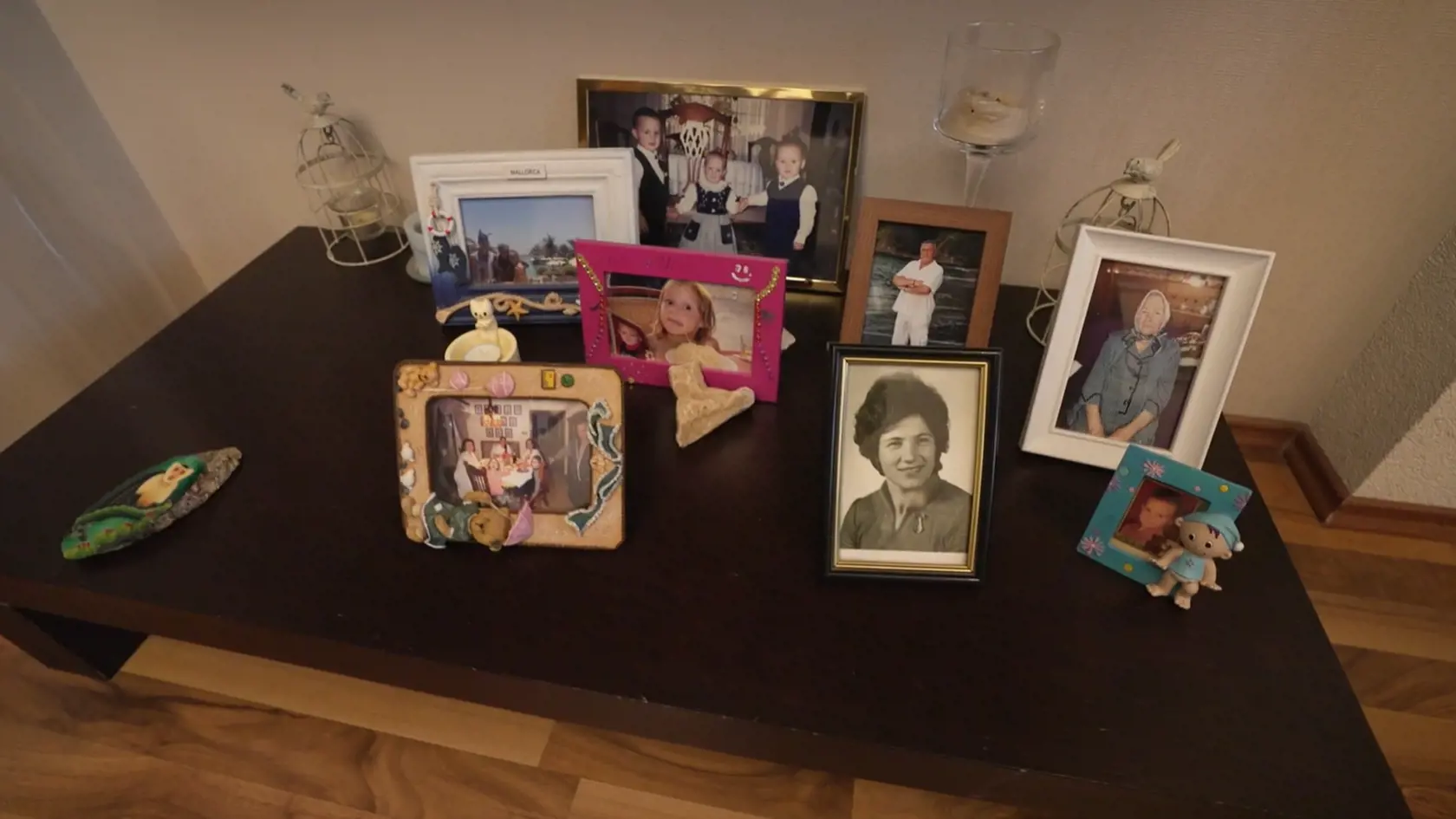 Srdce všetkého je obývačka, v ktorej má spomienky na detstvo a rodinné fotky.