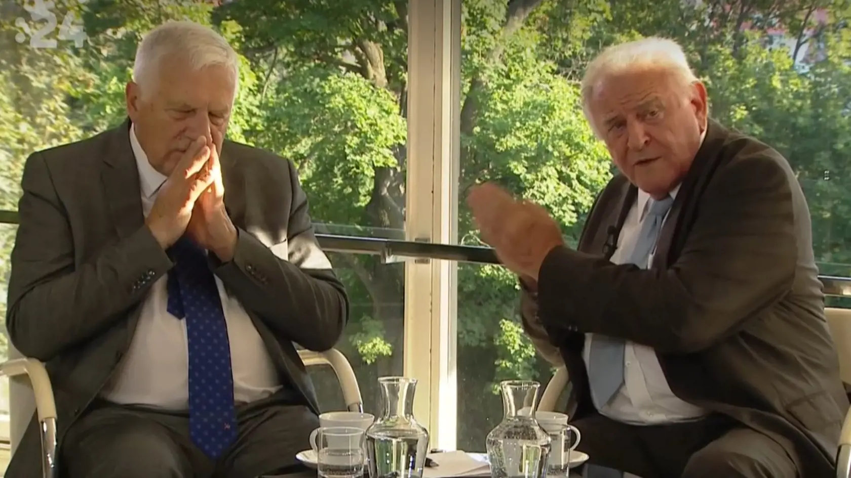 Václav Klaus a Vladimír Mečiar počas spomínania na rozdelenie Československa 30. júna 2022. Politikmi aj po 30 rokoch lomcovali emócie. Za svojím postojom pred 30 rokmi si ale stoja.