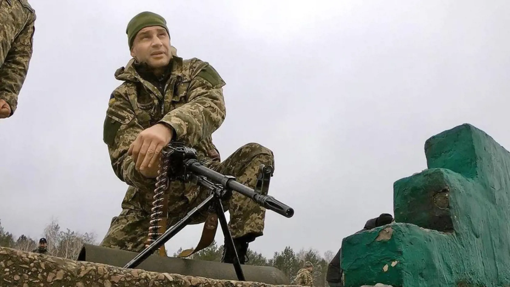 Bývalý boxerský šampión VITALIJ KLIČKO a súčasný starosta Kyjeva sa spolu s bratom Vladimirom zapojil do obrany mesta.